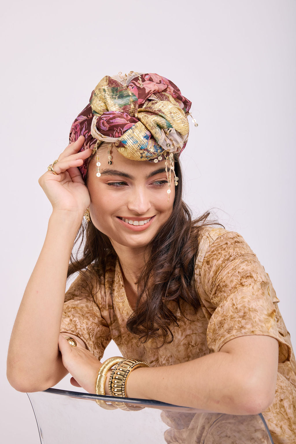 הדרא, קולקציית קיץ, מטפחת לארועים, שילוב בד פרחוני ובד קרפ זהבי, מטפחת חגיגית