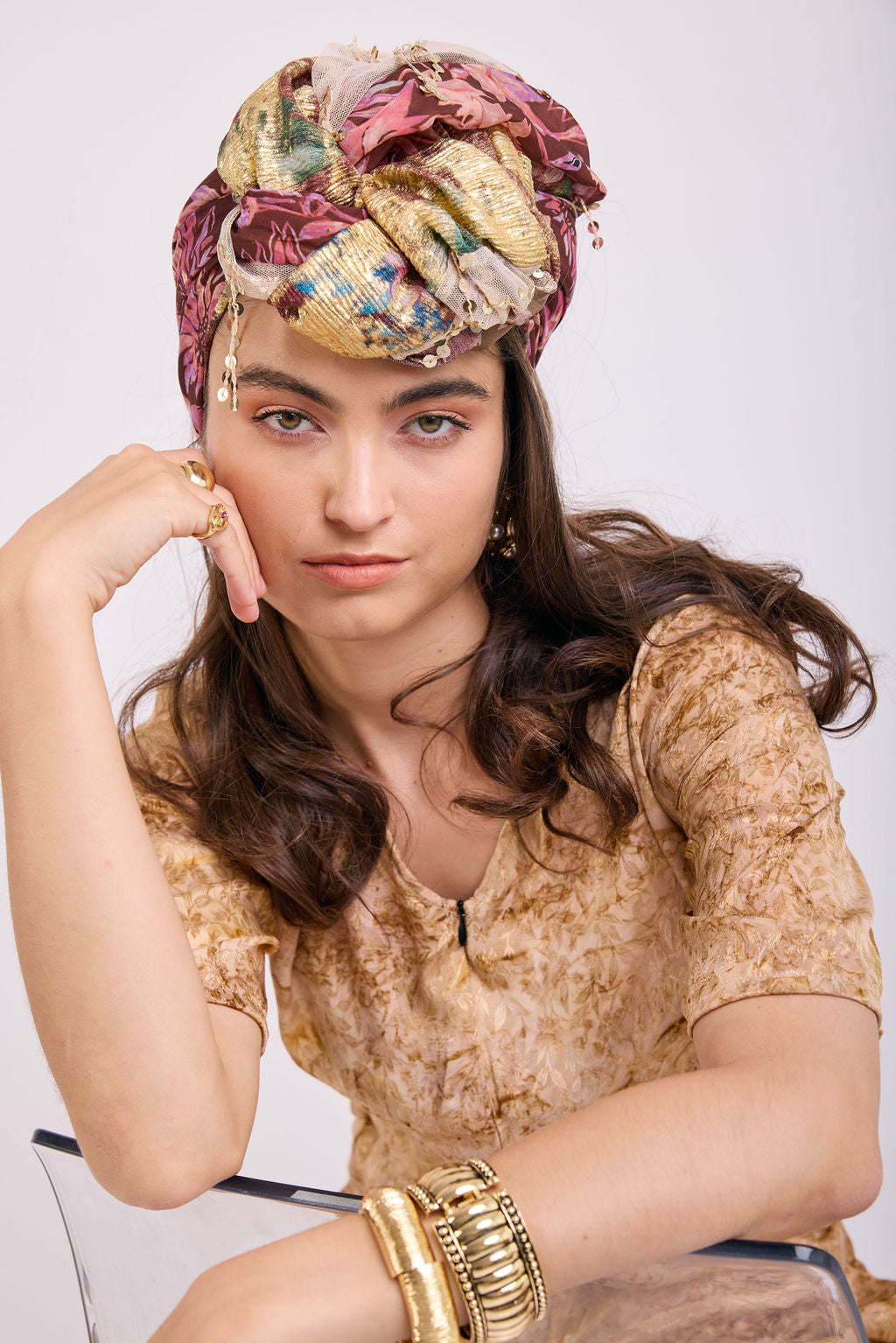 הדרא, קולקציית קיץ, מטפחת לארועים, שילוב בד פרחוני ובד קרפ זהבי, מטפחת חגיגית