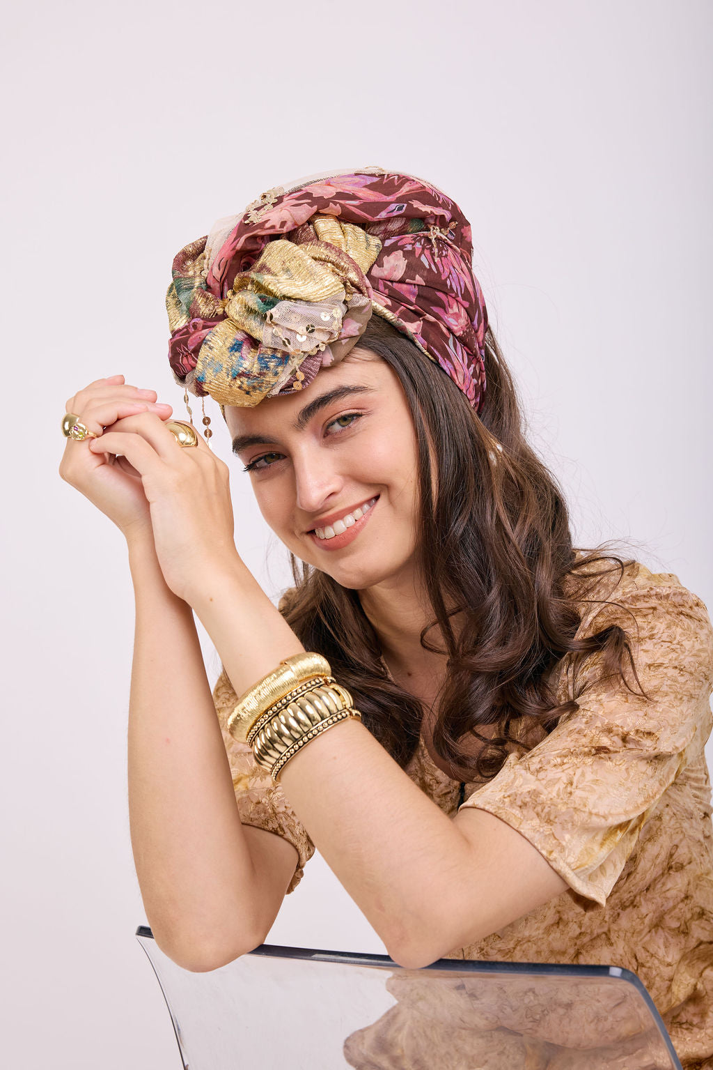 הדרא, קולקציית קיץ, מטפחת לארועים, שילוב בד פרחוני ובד קרפ זהבי, מטפחת חגיגית