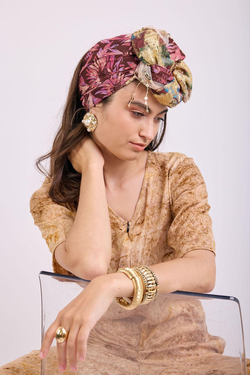 הדרא, קולקציית קיץ, מטפחת לארועים, שילוב בד פרחוני ובד קרפ זהבי, מטפחת חגיגית