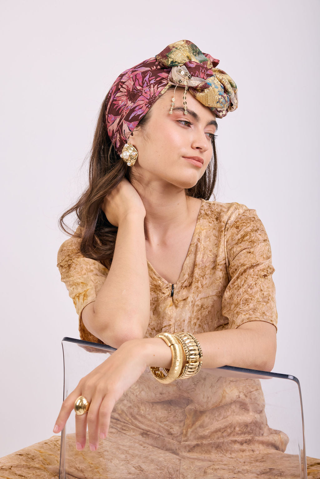 הדרא, קולקציית קיץ, מטפחת לארועים, שילוב בד פרחוני ובד קרפ זהבי, מטפחת חגיגית