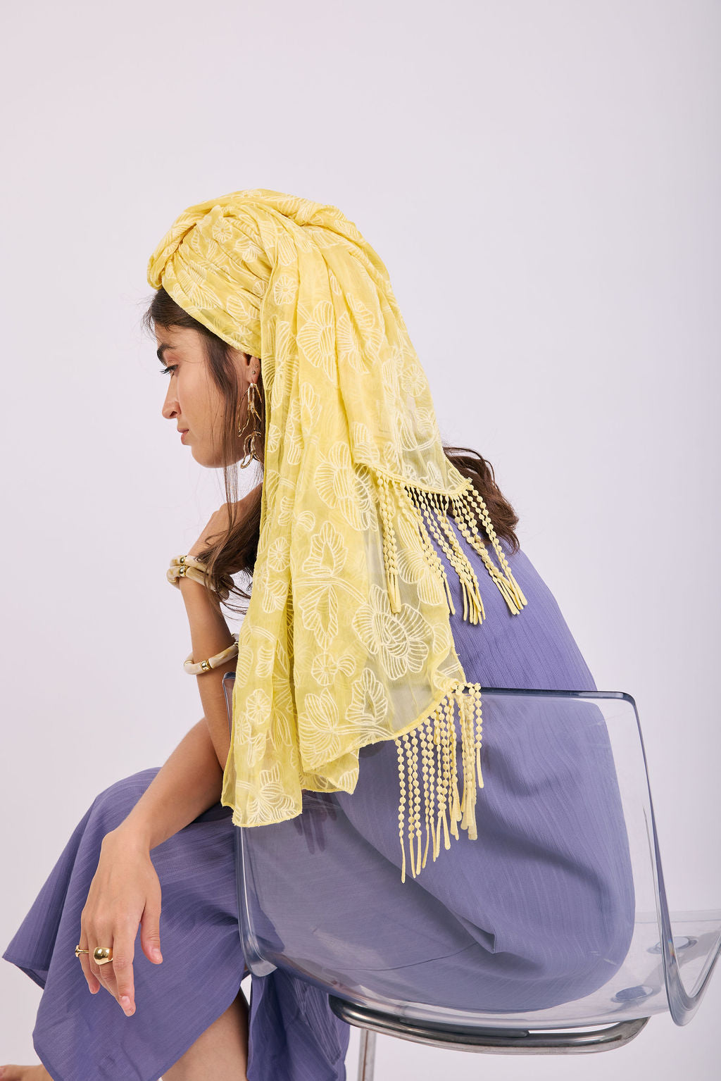 הדרא, קולקציית מטפחות קיץ, מטפחת חגיגית, בד רקמה פרחוני בצבע ירוק עם פרנזים, מטפחת יומיומית