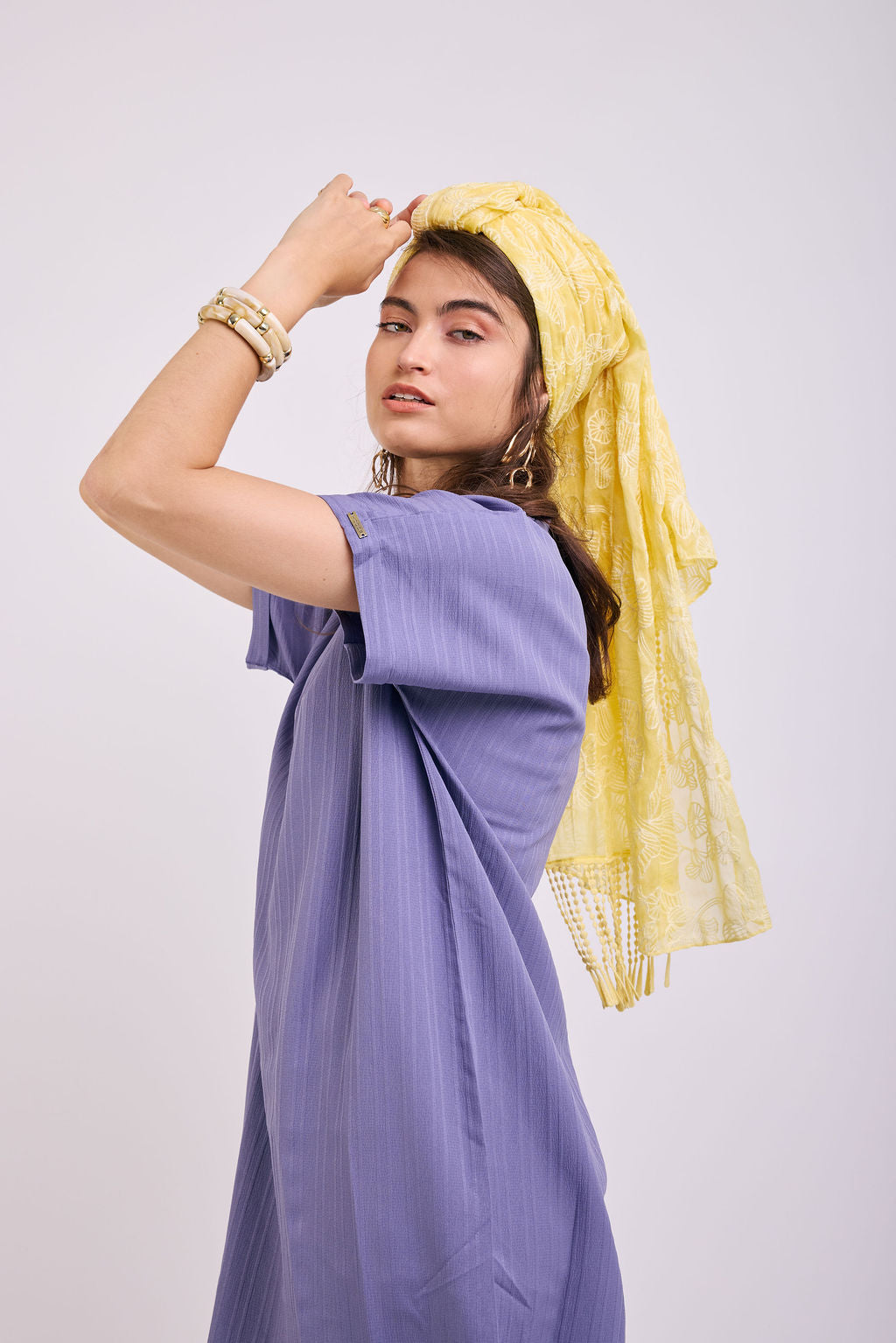 הדרא, קולקציית מטפחות קיץ, מטפחת חגיגית, בד רקמה פרחוני בצבע ירוק עם פרנזים, מטפחת יומיומית