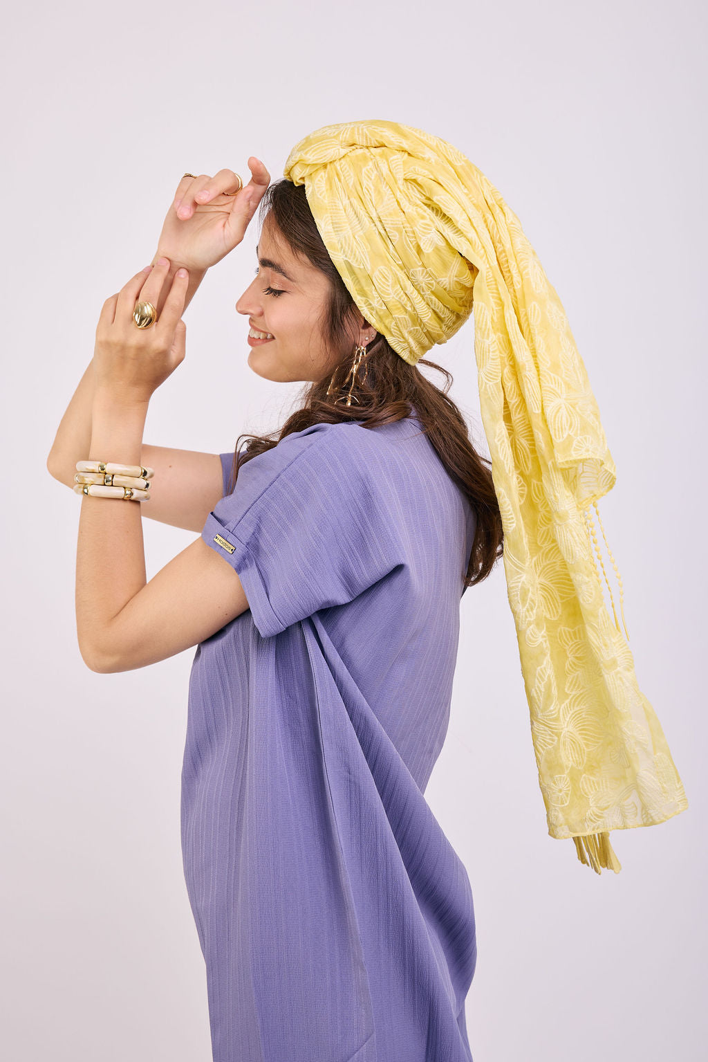 הדרא, קולקציית מטפחות קיץ, מטפחת חגיגית, בד רקמה פרחוני בצבע ירוק עם פרנזים, מטפחת יומיומית