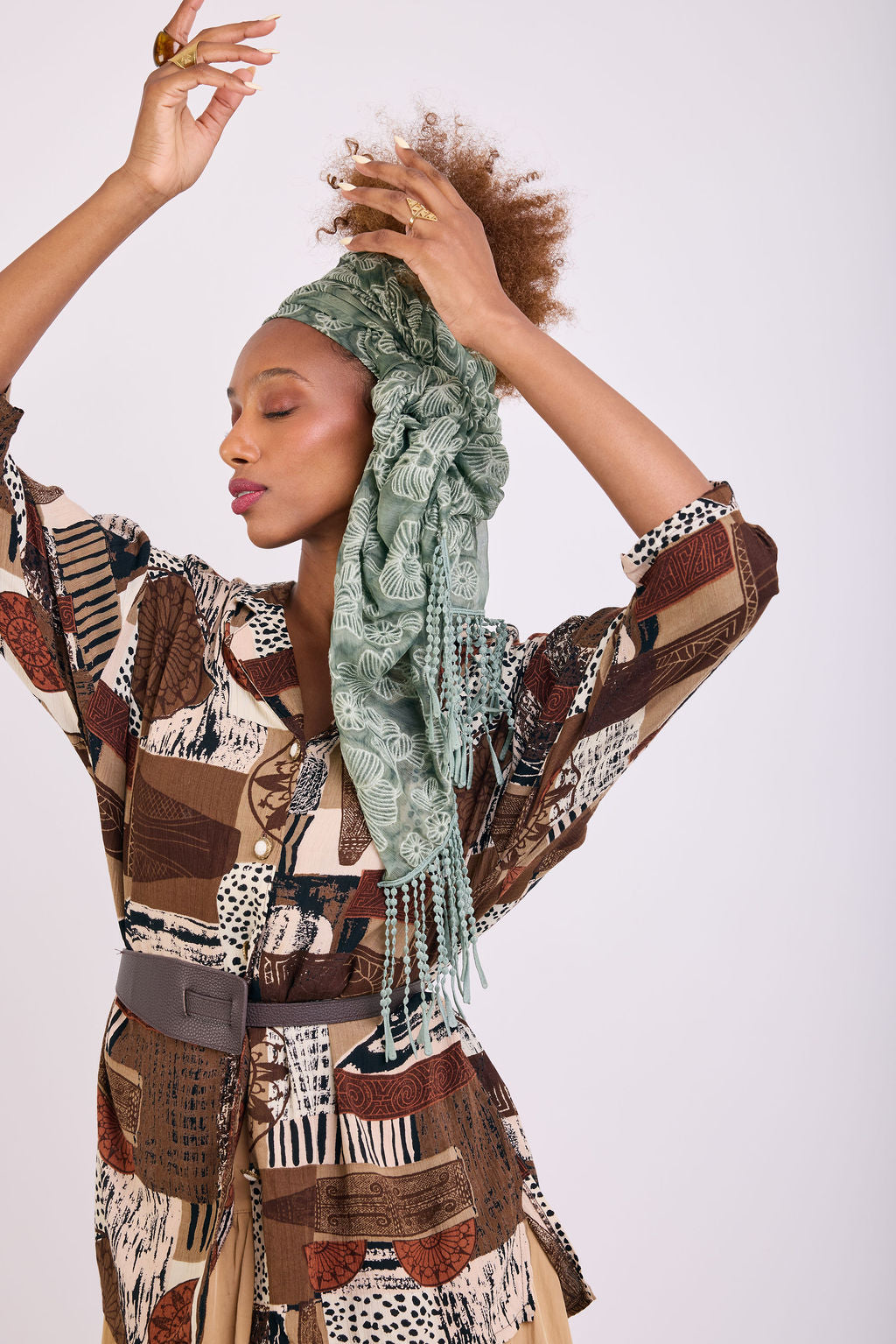 הדרא, קולקציית מטפחות קיץ, מטפחת חגיגית, בד רקמה פרחוני בצבע ירוק עם פרנזים, מטפחת יומיומית