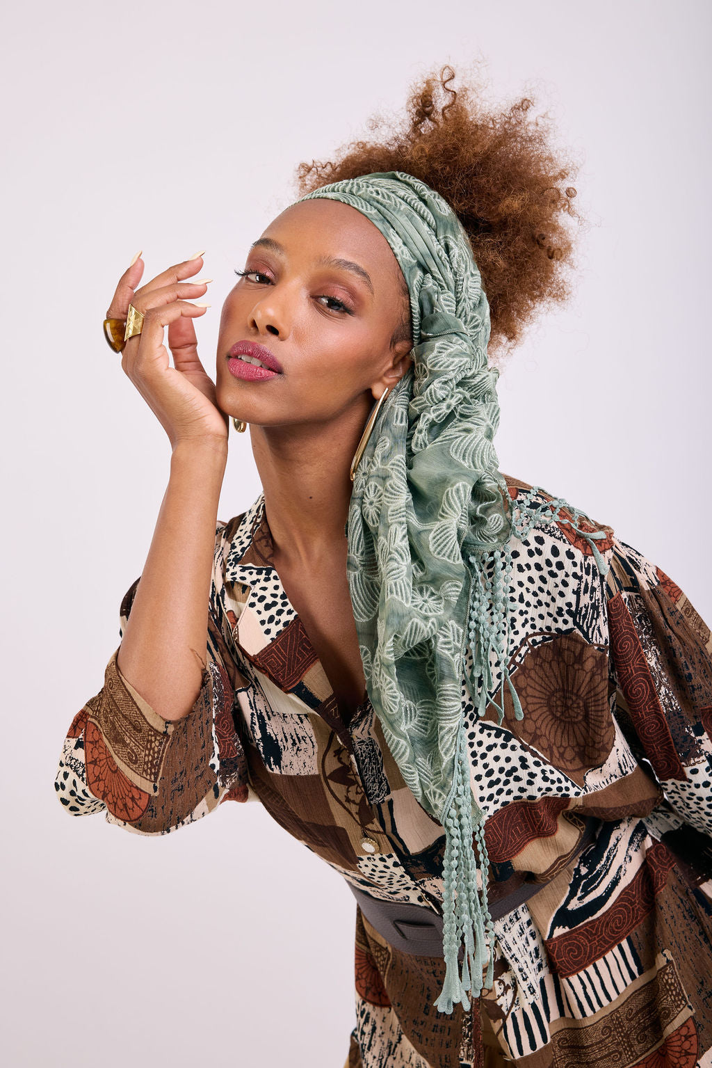 הדרא, קולקציית מטפחות קיץ, מטפחת חגיגית, בד רקמה פרחוני בצבע ירוק עם פרנזים, מטפחת יומיומית