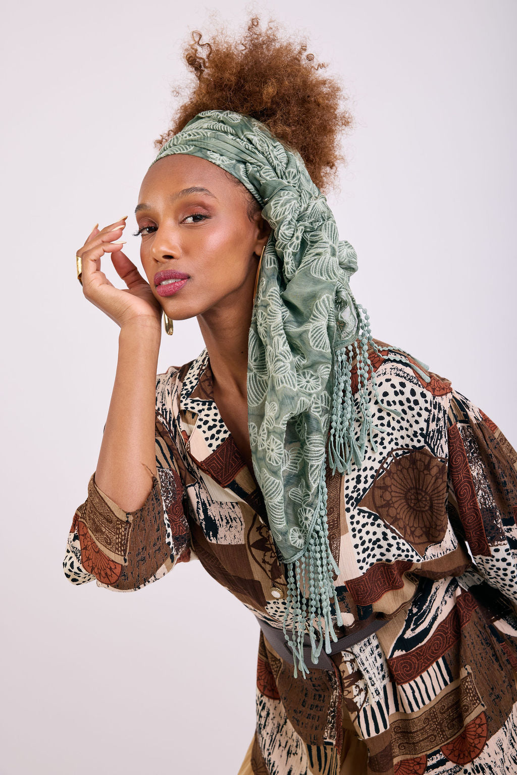 הדרא, קולקציית מטפחות קיץ, מטפחת חגיגית,  בד רקמה פרחוני בצבע ירוק עם פרנזים, מטפחת יומיומית