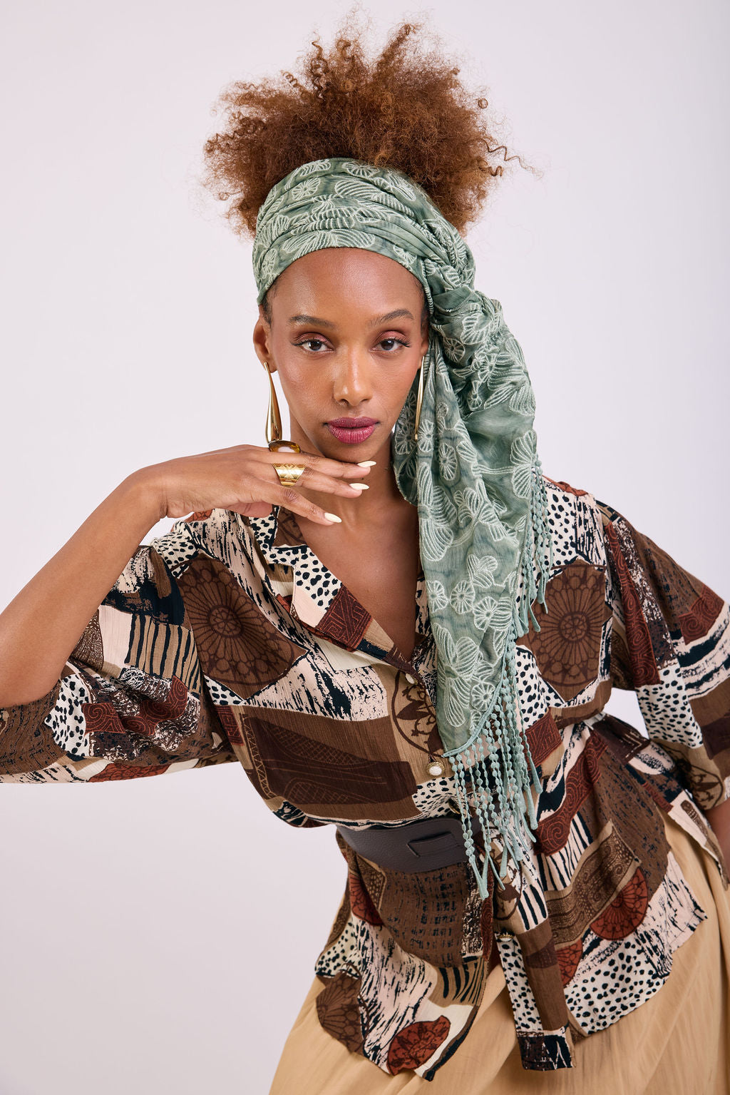 הדרא, קולקציית מטפחות קיץ, מטפחת חגיגית,  בד רקמה פרחוני בצבע ירוק עם פרנזים, מטפחת יומיומית