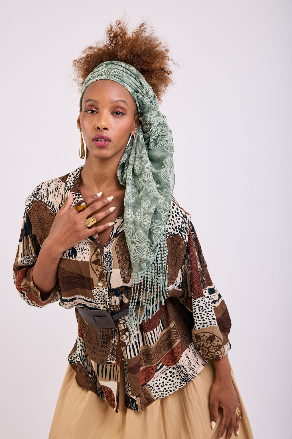 הדרא, קולקציית מטפחות קיץ, מטפחת חגיגית, בד רקמה פרחוני בצבע ירוק עם פרנזים, מטפחת יומיומית