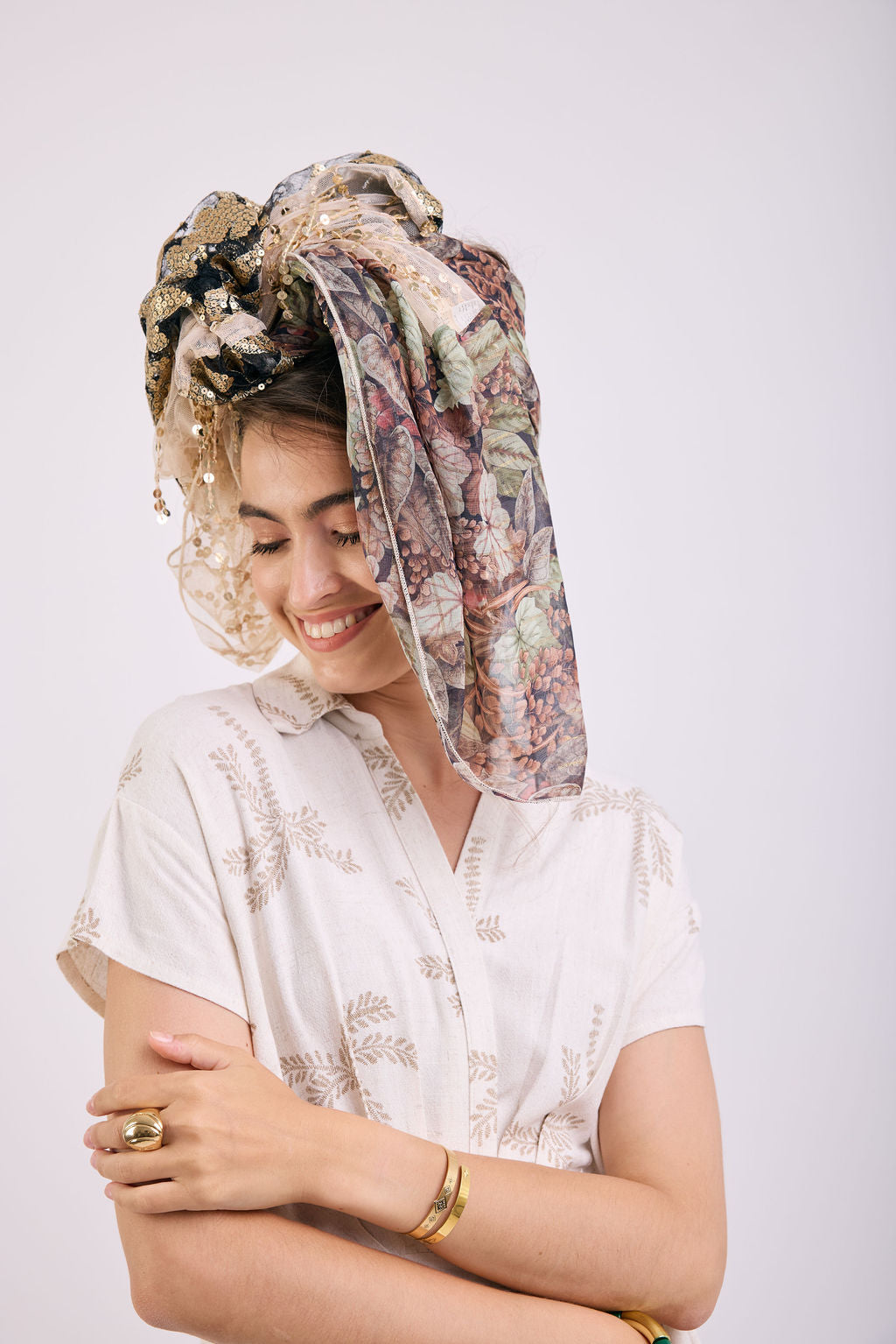 הדרא, קולקציית מטפחות קיץ, מטפחת חגיגית, בד פייטים בשילוב בד פרחוני ובד פייטים בהיר. מטפחת לארוע