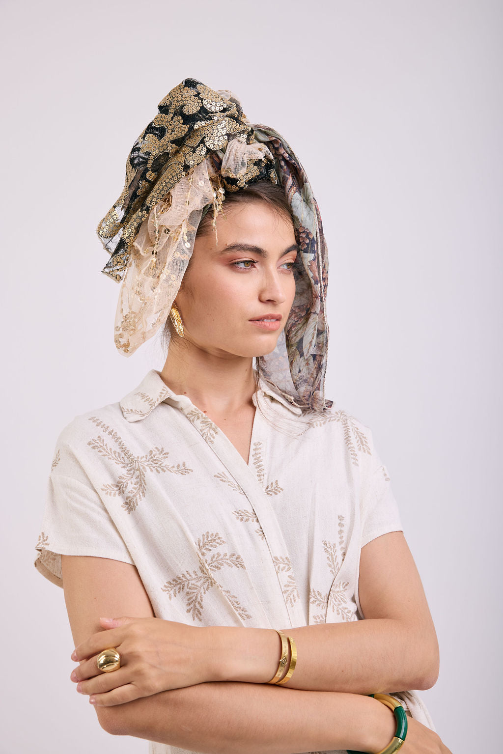 הדרא, קולקציית מטפחות קיץ, מטפחת חגיגית, בד פייטים בשילוב בד פרחוני ובד פייטים בהיר. מטפחת לארוע