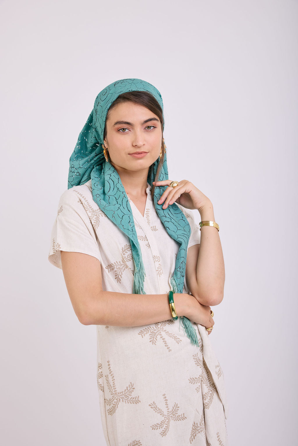 הדרא, קולקציית מטפחות קיץ, מטפחת משולשת בצבע טורקיז עם פרנזים, משולשת יומיומית