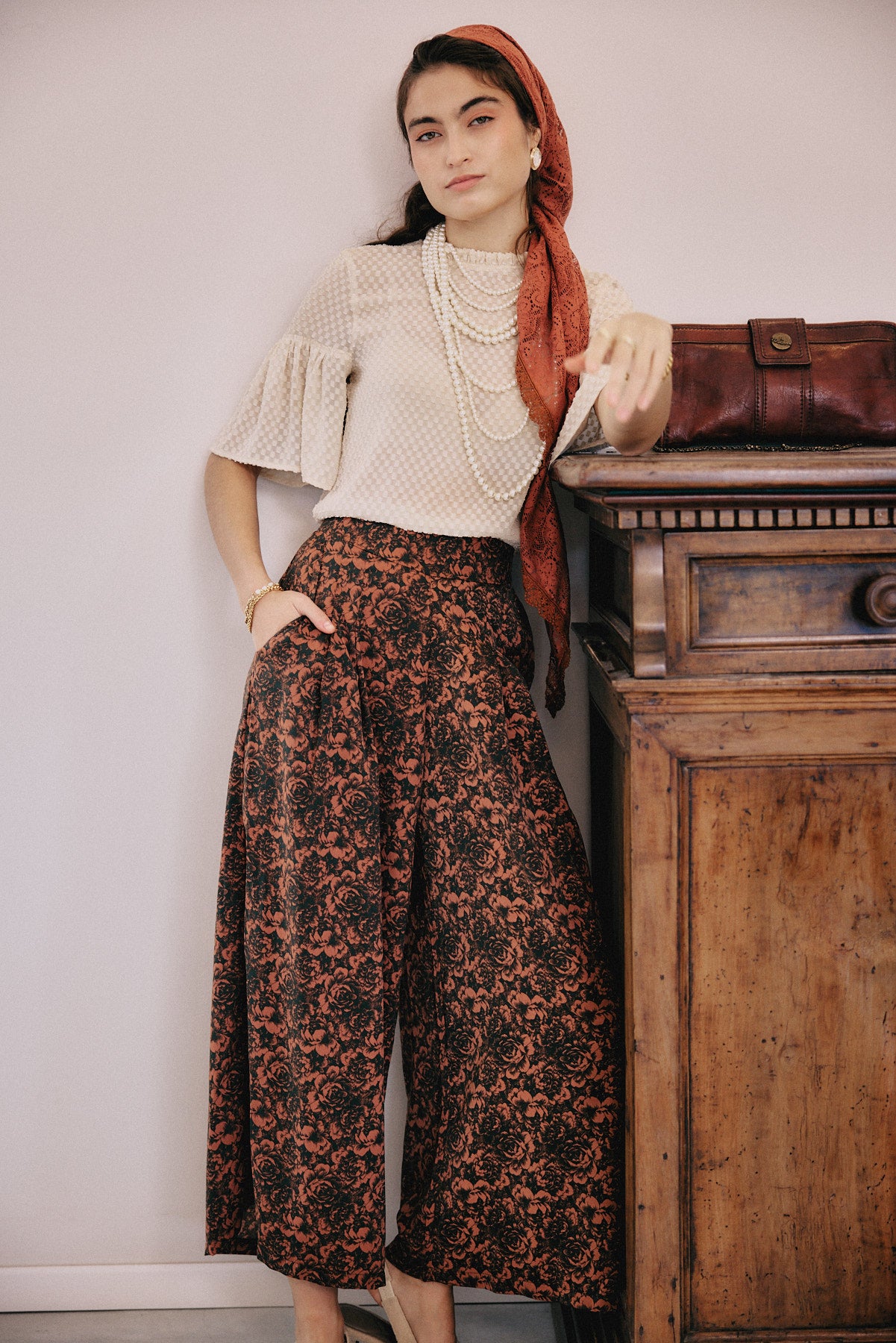 הדרא, מכנס חצאית  פרחוני בצבעי שחור וכתום, מפרשית ליומיום, מכנס בגזרה רחבה