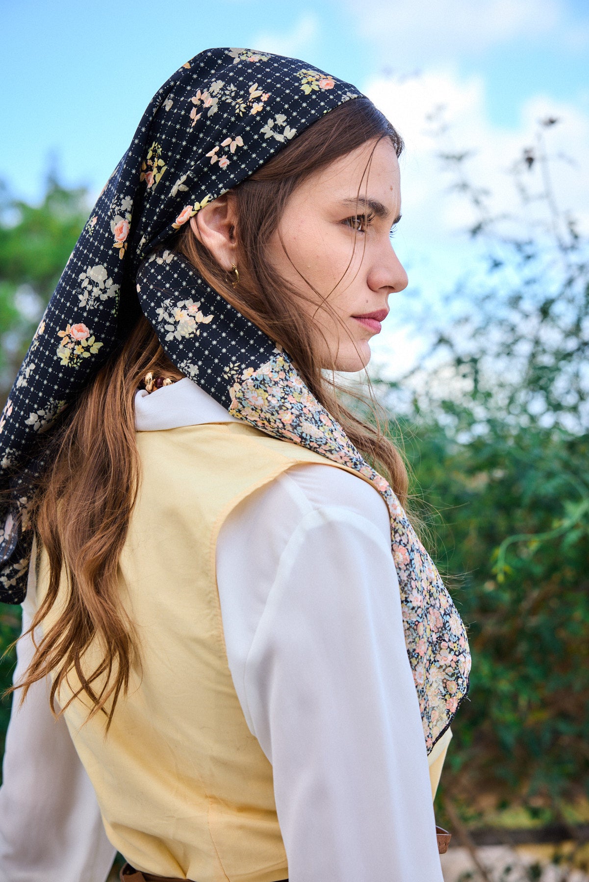 הדרא, קולקציית אביב, בנדנה שחורה עם הדפס פרחוני, בנדנה ליומיום, כיסוי ראש 