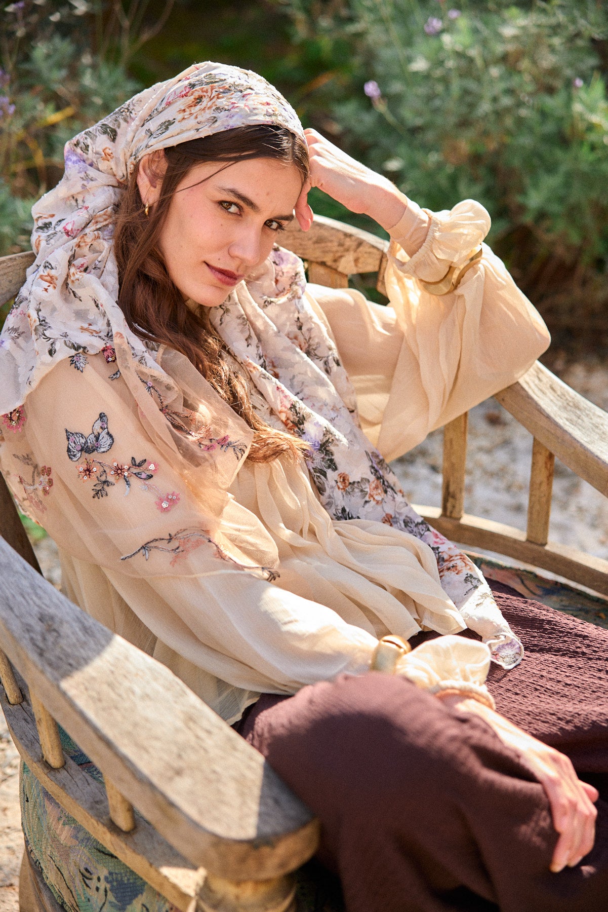 הדרא, קולקציית אביב מטפחת מרובעת בצבע שמנת עם הדפס, מרובעת חגיגת, מרובעת לארוע, כיסוי ראש