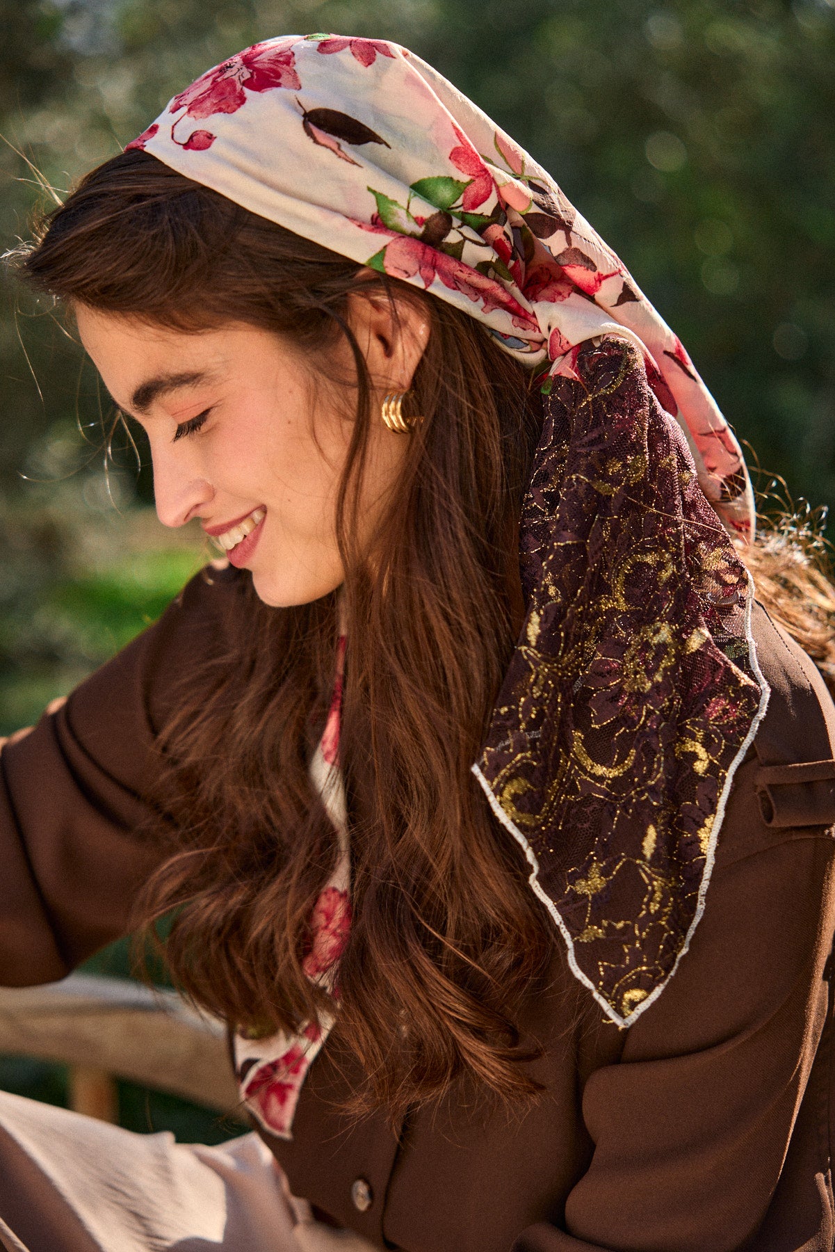 הדרא, קולקציית בנדנות, בנדה ורודה עם הדפס פרחוני בתוספת שובל בצבעי חום וזהב, בנדנה לשבת, בנדנה חגיגית