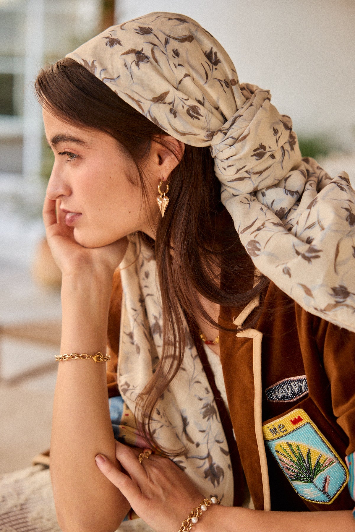 הדרא, קולקציית אביב, מטפחת מרובעת בצבע שמנת עם הדפס פרחוני, מרובעת חגיגית, כיסוי ראש