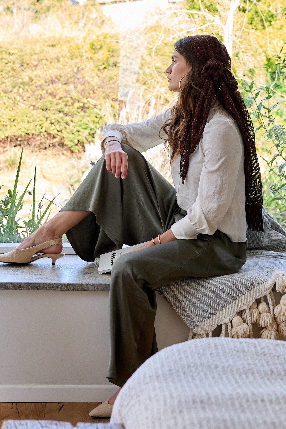 הדרא, מכנס חצאית בצבע ירוק עמוק מבד במראה סאטן, מפרשית לארוע