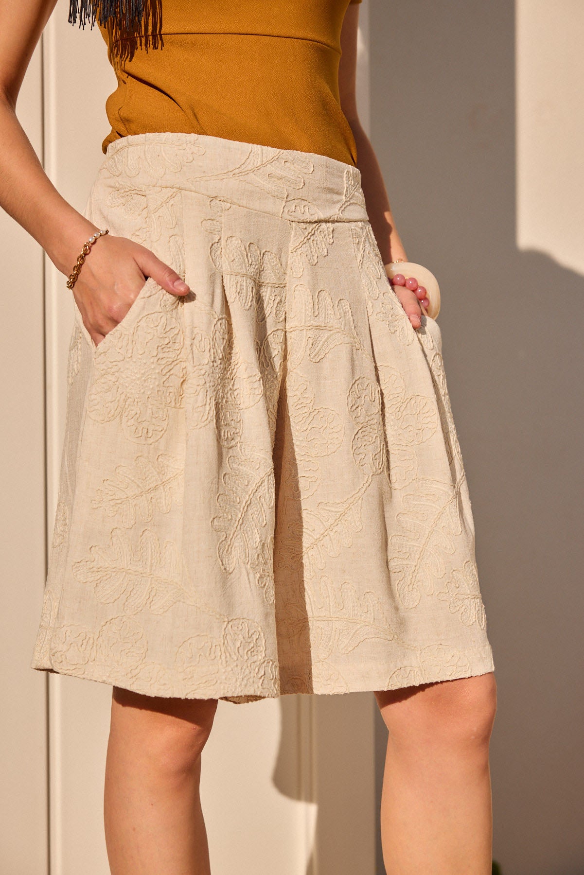 הדרא, מפרשית קצרה, מבד פשתן עם רקמת פרחים, מפרשית לשבת, מפרשית חגיגית